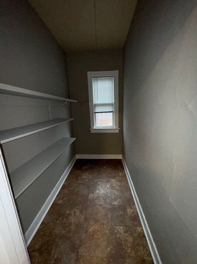 Building Photo - Spacious 4BR Upper Duplex Unit in the Hear...
