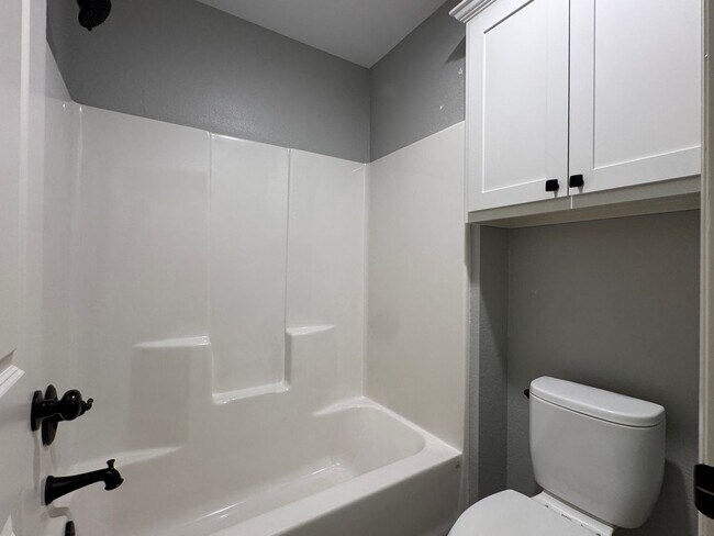 Building Photo - 205 Meadow Ln