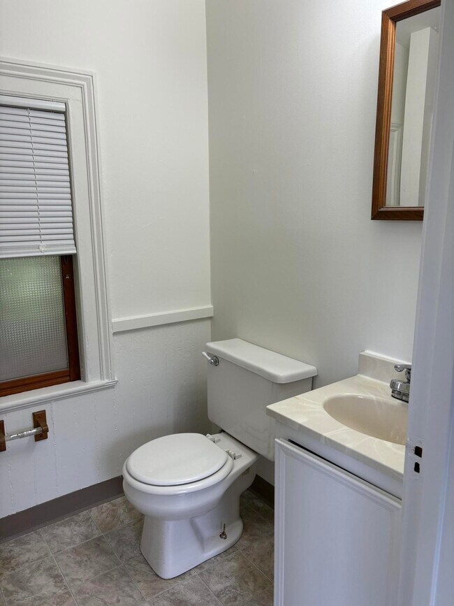 Building Photo - 201 Oak St