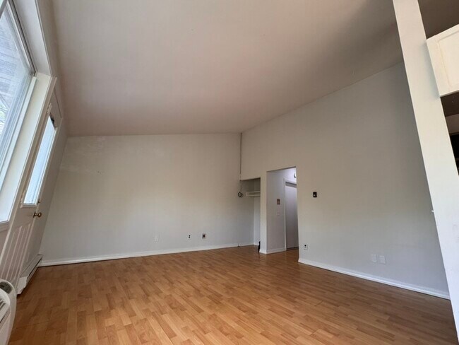 Building Photo - 1230 E Dayton St