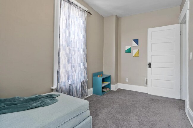 Building Photo - 477 E Gates St