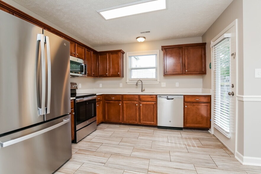 Building Photo - 1632 Beaconcrest Cir