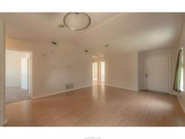 Building Photo - Spacious 3/2 duplex in great location