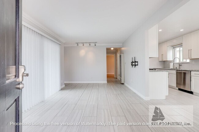 Building Photo - Lovely Condo on 2nd block in Downtown Hunt...