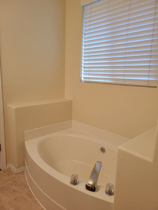 Building Photo - Beautiful 3 bedroom Rambler in perfect location