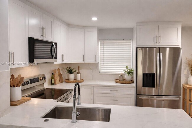 Building Photo - 2980 Riverside Dr