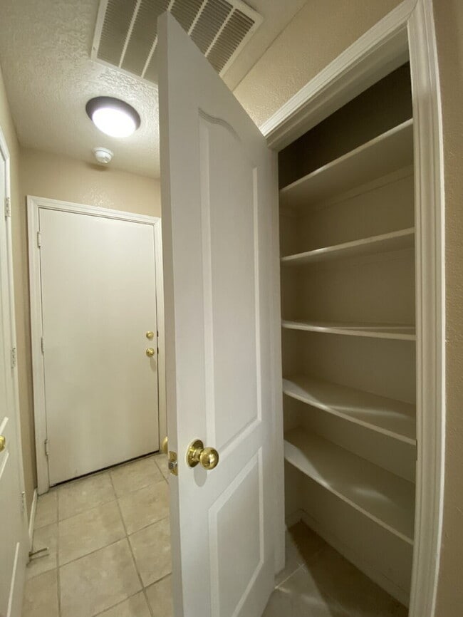 Building Photo - Large 5BR/2Story w/Balcony - Northern Meadows