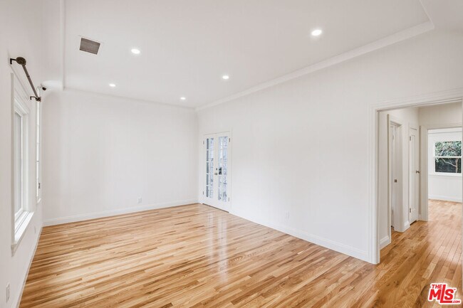 Building Photo - 525 N Crescent Heights Blvd