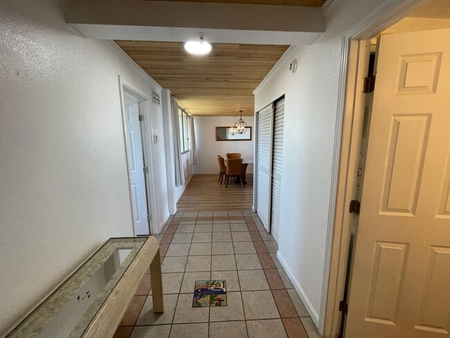 Building Photo - Royal Kahana Top Floor 2 bed/2bath