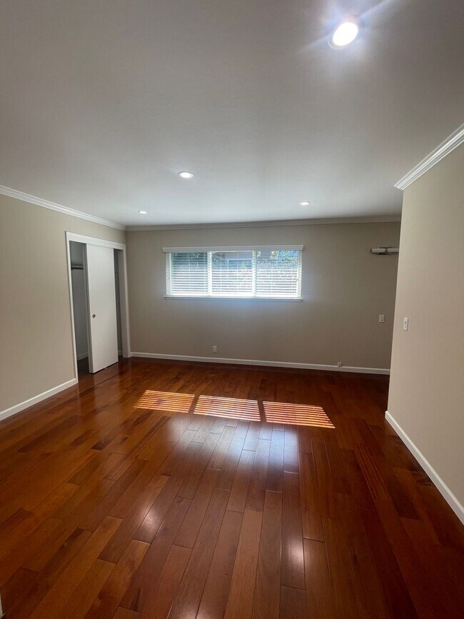 Building Photo - 1249 Hoover St