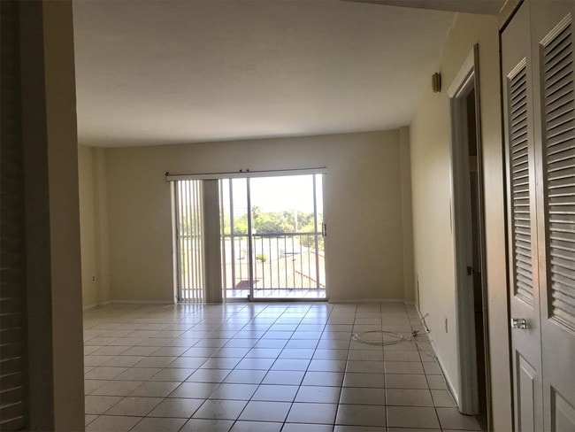 Building Photo - 4160 Inverrary Dr