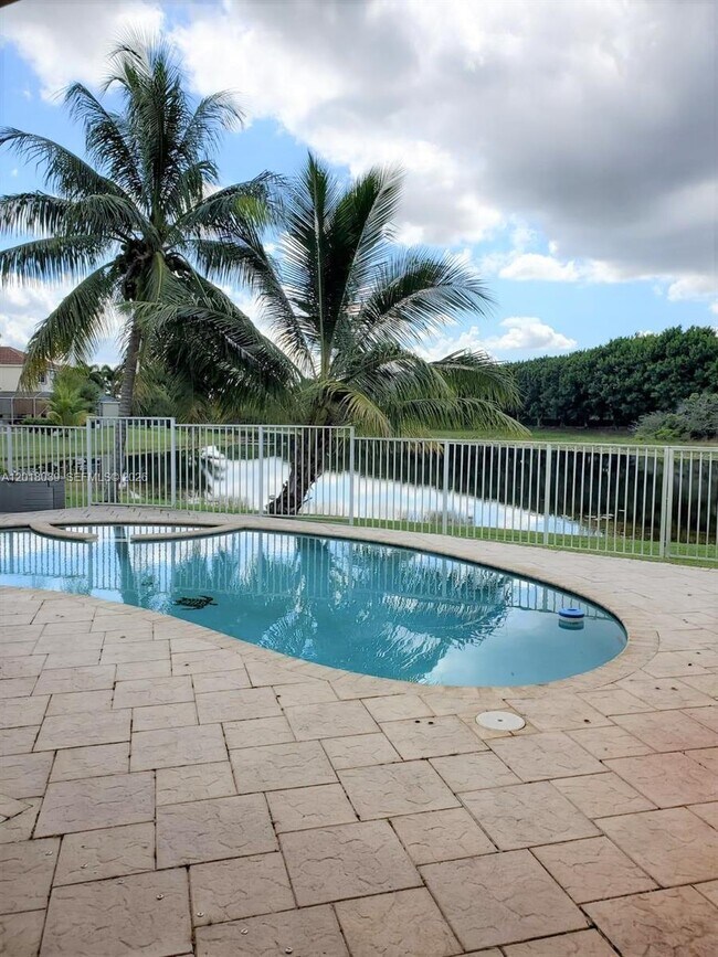 Building Photo - 777 Tanglewood Cir