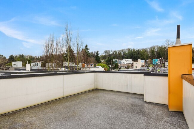 Building Photo - North Beacon Hill Townhome Living!