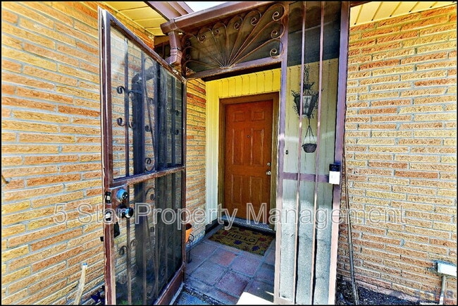 Building Photo - 10117 Mercedes St