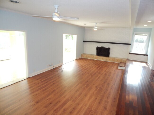 Building Photo - Spacious home in Pine Valley.