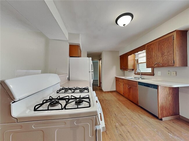 Building Photo - 3405 Ensign Ave N