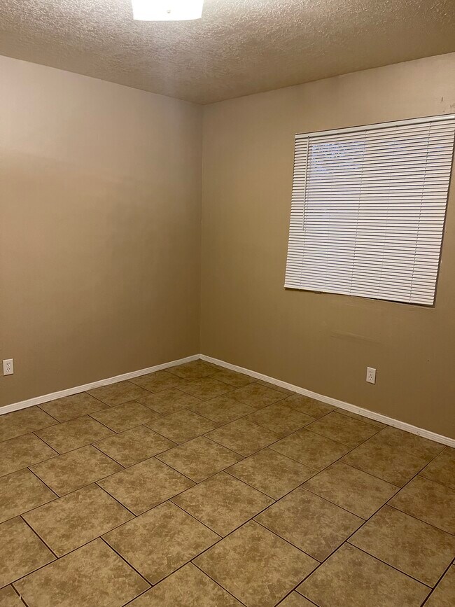 Building Photo - 224 Estancia Dr NW