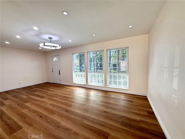 Building Photo - 1803 W Greenleaf Ave