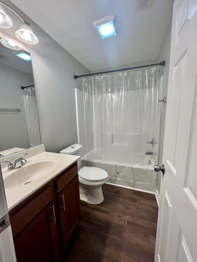 Building Photo - 2 bedroom 2.5 bath townhome available