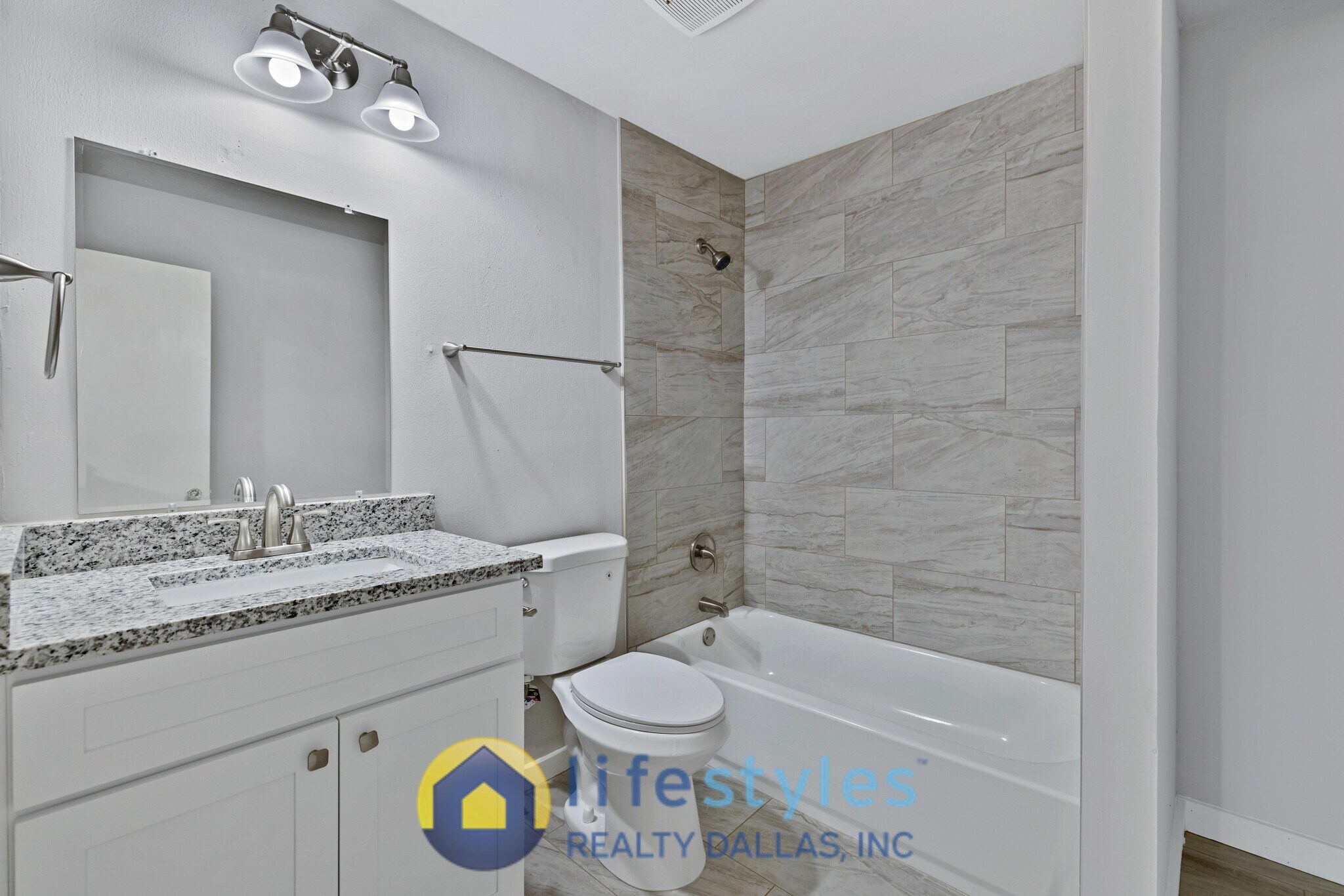 Building Photo - 907 NW Main St