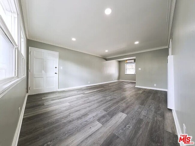 Building Photo - 582 Venice Blvd.