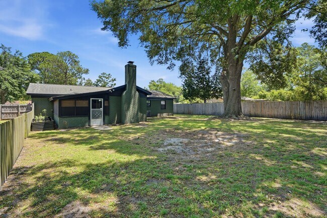 Building Photo - 703 Pineview Ct