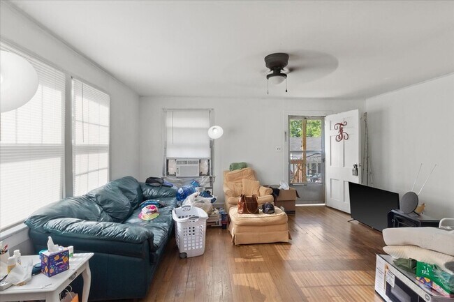 Building Photo - 527 Maple St