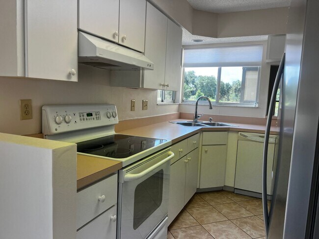 Building Photo - 3018 Sail Pointe Cir