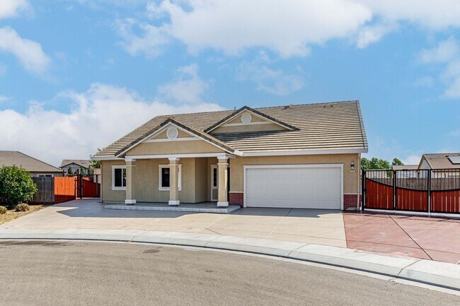 Building Photo - 4 bedroom home for RENT in Manteca with RV...