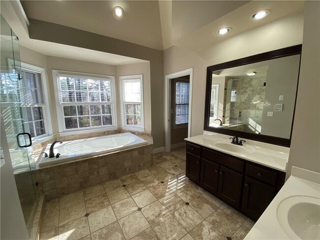 Building Photo - 5190 Southlake Dr