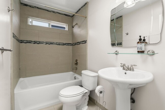 Building Photo - Crown Point 4Bed 3Bath (2 Primary suites) ...