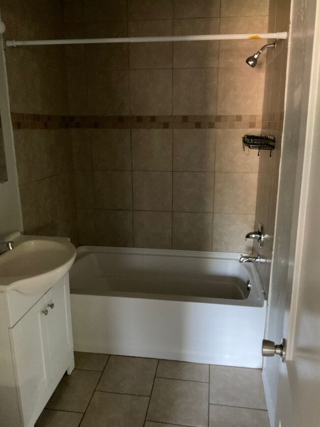 Building Photo - Great location!