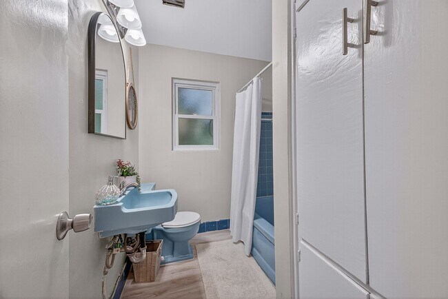 Building Photo - 901 S Madison Dr