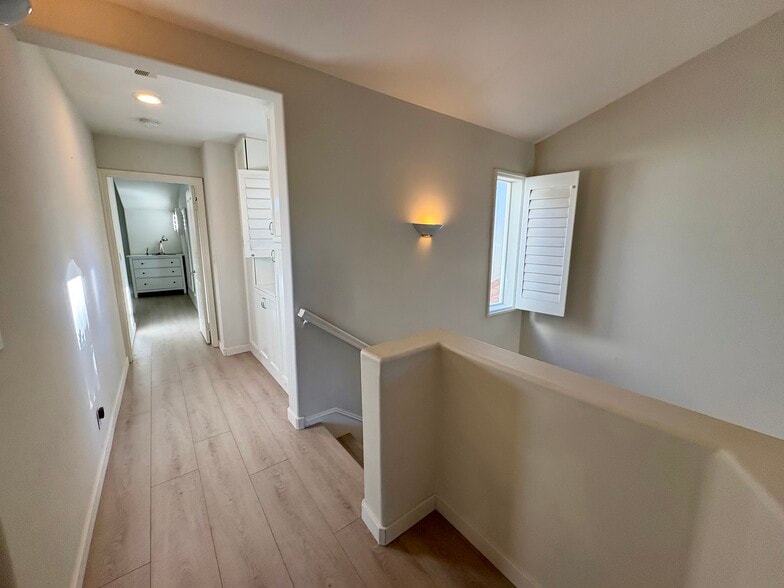 Upstairs hall and linen closet - 6483 Zuma View Pl
