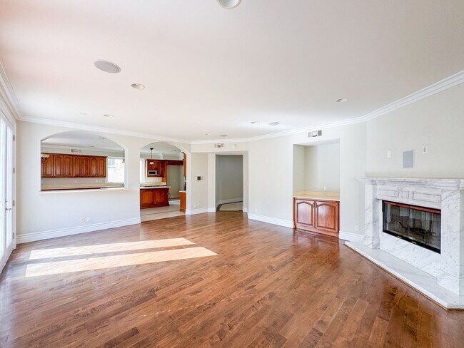 Building Photo - Lavish Estate Home w/4700sf+Central A/C & ...