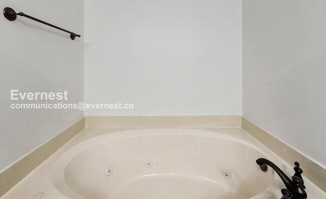 Building Photo - Home with Pool, Patio, and Fitness Center