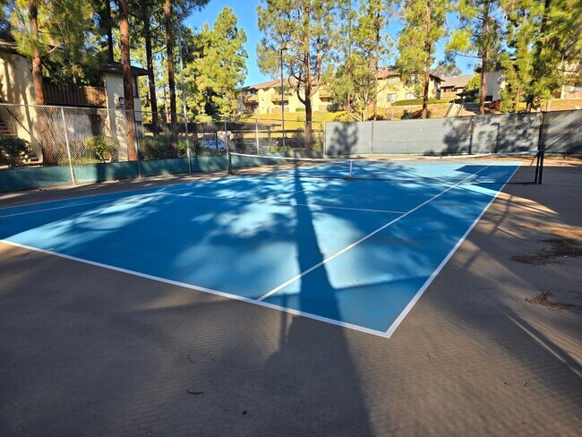 Building Photo - Freshly Painted 1-Bedroom Condo with Covered Parking