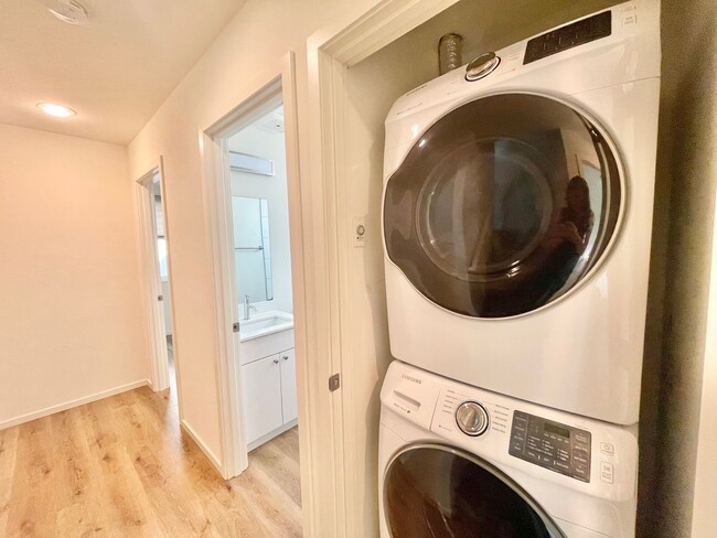 Building Photo - Spacious Modern Townhome in UD!!