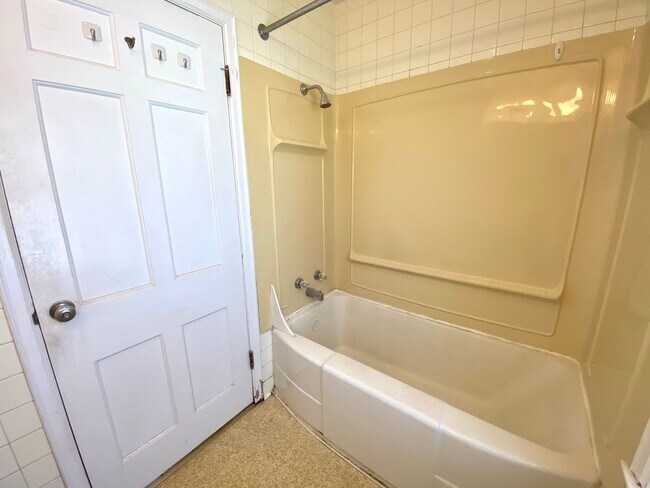 Building Photo - Stunning Historic 4 Bed Home Near NDSU