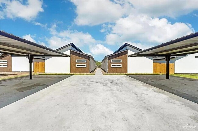 Building Photo - 13 West Dr