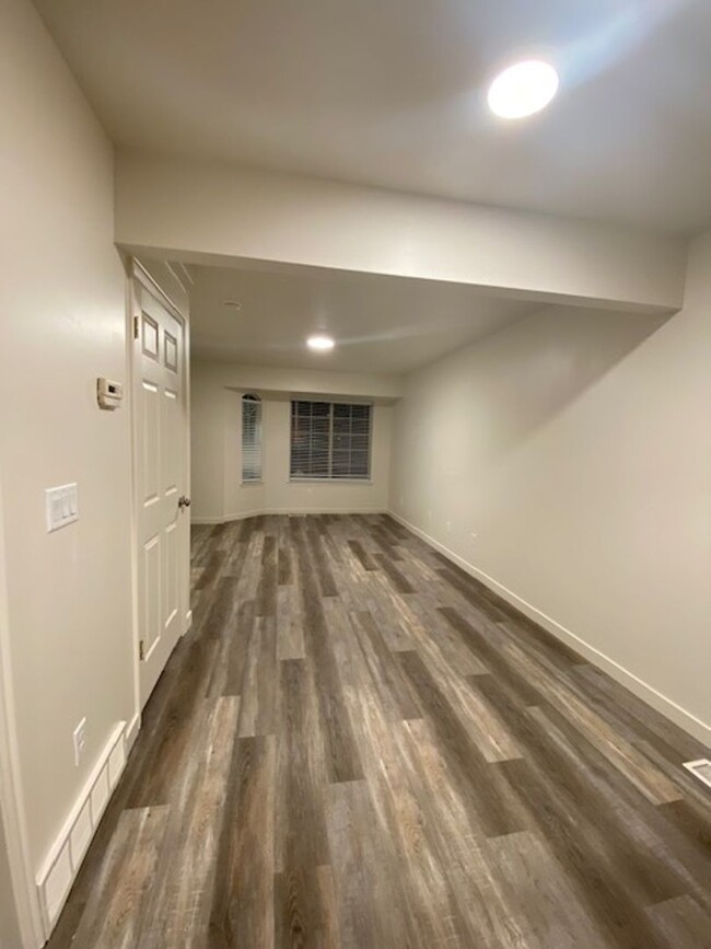 Building Photo - REMODELED 3 BEDROOM TOWNHOME