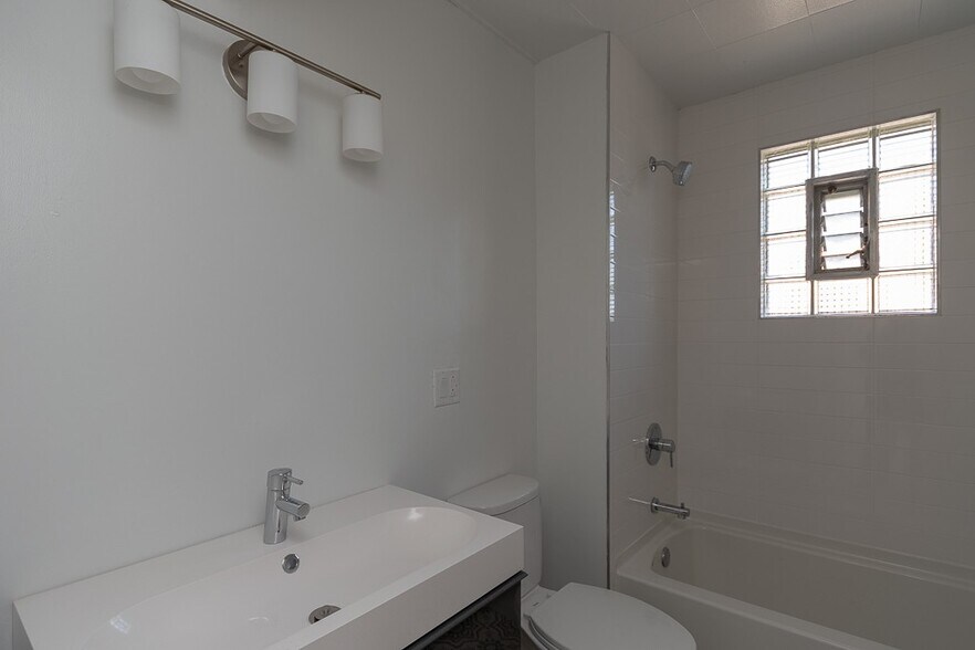 Building Photo - 3736 W Wabansia Ave