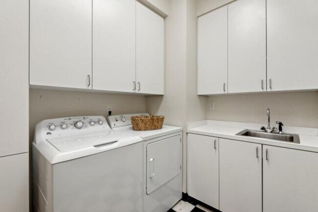Building Photo - Luxury Living Above The Bay -- Iconic views!