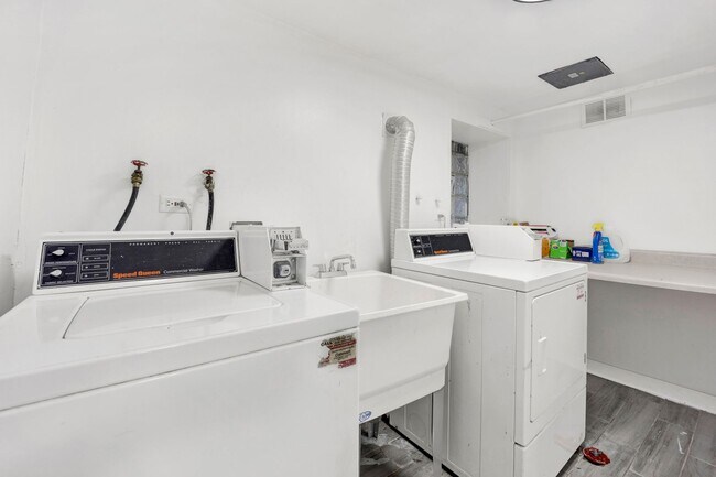 Building Photo - TONS OF LIGHT 2 BED IN BUCKTOWN! -- AVAILABLE 8/1!
