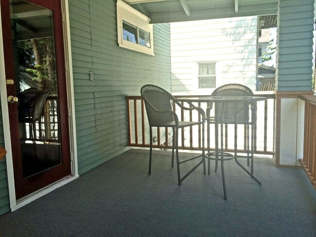 Building Photo - SINGLE FAMILY HOME! Great Location! Laundr...