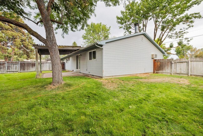 Building Photo - 3 Bedroom home near Boise River and Green ...