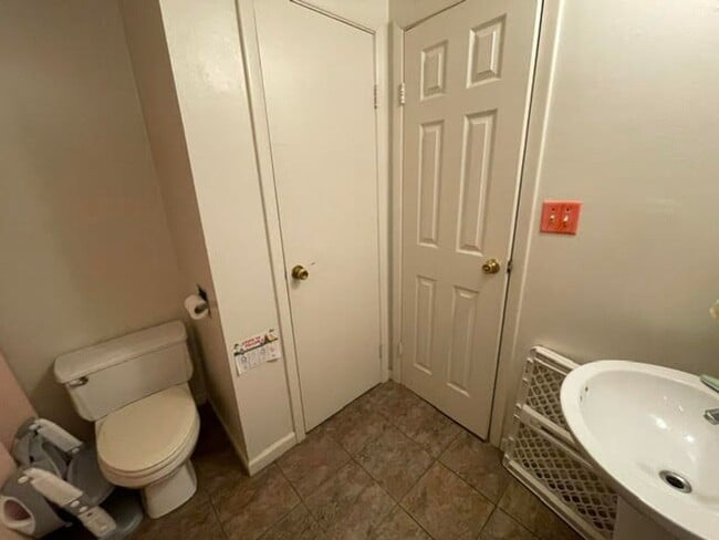 Building Photo - 3840 E 10th St