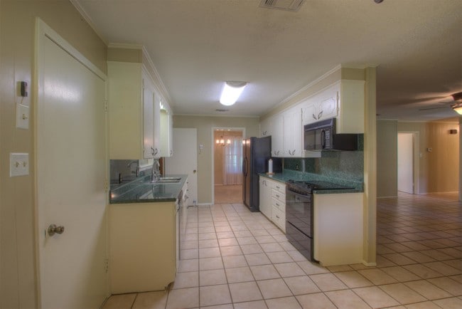 Building Photo - 303 Clements Rd