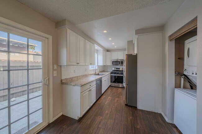 Building Photo - Bright & Airy 2-Bedroom End Unit Townhome