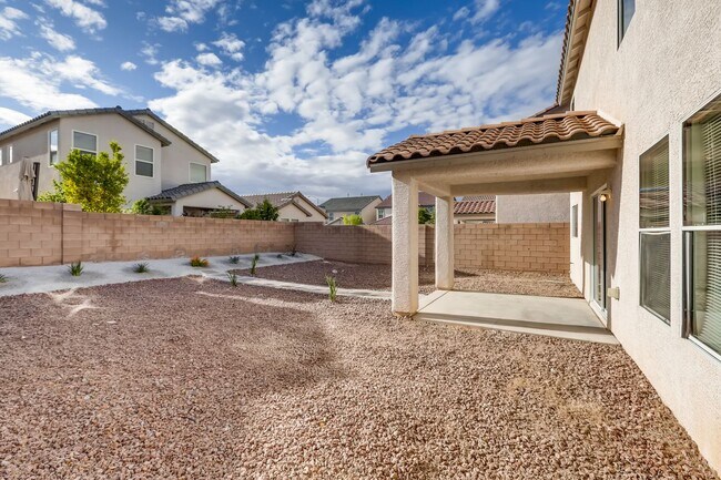 Building Photo - Beautiful 3 bedroom, 2.5 bath 2 story home!